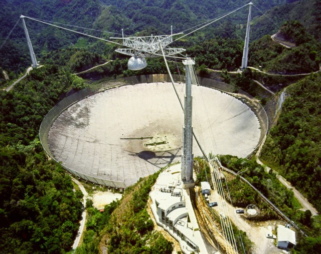 Radiotelescopio de Arecibo, donde se explora el espacio en busca de señales de radio provenientes de otras civilizaciones.